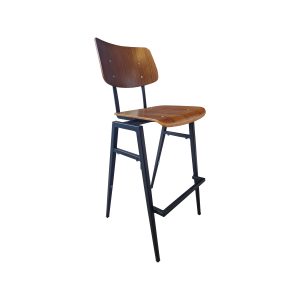 Super-Seat | Rietveld Industrial Barstools | Hoher Barhocker aus Holz mit gebogener Rückenlehne, Sitz aus braunem Holz und schwarzem Metallgestell. Rustikal-industrieller Stil. | Catering Möbel