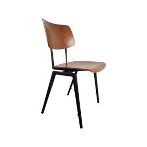 Super-Seat | Les chaises de l'école industrielle Rietveld | Chaise en bois avec assise/dossier marron et structure métallique noire. Design minimaliste. | Mobilier de restauration