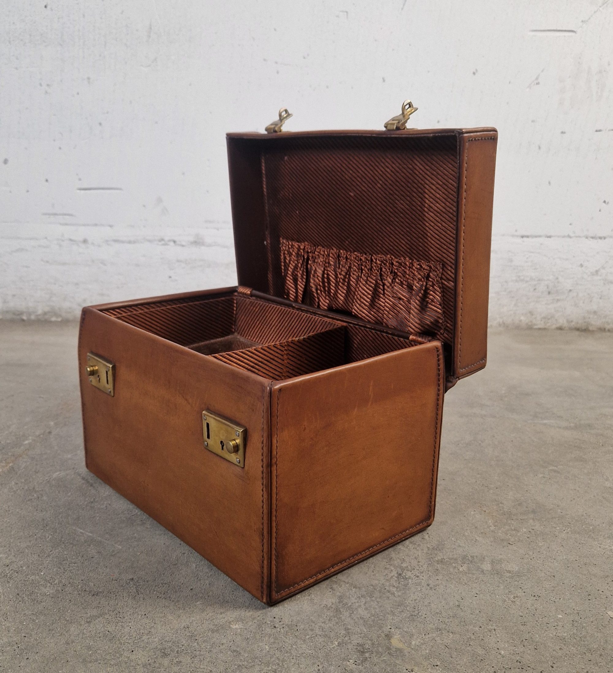 Ensemble de valises anciennes en cuir vintage, Pendragon Steamer Trunks