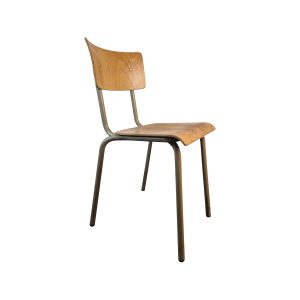 Super-Seat | Der Toby Tubax Pagholz Industrial School Chair von 1973 | Sitz und Rückenlehne aus Holz, Metallrahmen, weißer Hintergrund |. | Catering Möbel