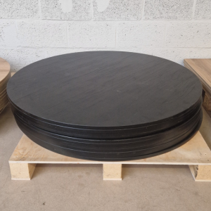 Super-Seat | Urban schwarze Melamin-Tischplatten | Schwarze Melamin-Tischplatten auf Holzpalette, wiederholter Boden, weiße Holzwand. | Catering Möbel