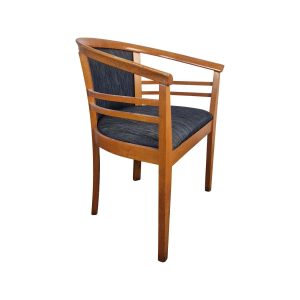 Super-Seat | De Havana houten fauteuils | Houten stoelen met blauwe stoffen kussens, gebogen rugleuning en geïntegreerde armleuningen. | Horecameubilair