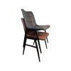 Super-Seat | Two Houston chaises empilables noires pour l'horeca | Zwarte stapelbare horeca stoelen, één met grijze rugleuning en één bruin, zwarte metalen poten. | Horecameubilair