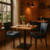 Super-Seat | Ein Catering-Set Lisa schwarz und Tisch Schloss Eiche Melamin 67x67cm | Schwarze Metallplatten, weiße Tischplatte, warmes Feuer, gelbe Tulpen. | Horecameubilair
