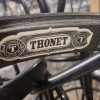 Super-Seat | Michael Thonet 210 Vintage Bugholz-Armstühle Mokka-Stuhl | Schwarz gebogener Holzhocker mit Logo; Elegantes und klassisches Thonet-Design. | Horecameubilair