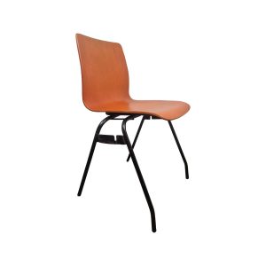 Super-Seat | The Car Katwijk Nederlandse stapelbare design stoel | Houten zitting/vloerkleed, gebogen vorm, zwart metalen frame, natuurlijke houtkleur. | Horecameubilair