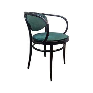Super-Seat | Die Michael Thonet 210 Vintage Bugholz-Armstühle in Schwarz/Grün | Die zwar gebogenen Arme sind mit grünen Stoffen versehen, die auf dem Teppich sitzen. | Horecameubilair