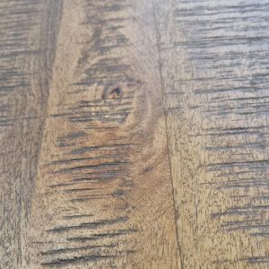 Super-Seat | Close-up van vintage houten mangotafelbladen R'dam 70x70cm | Bruin mangohout met aansluitende nerven, knoesten en horizontale groeven. | Horecameubilair