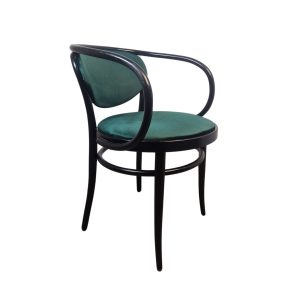 Super-Seat | Die Michael Thonet 210 Vintage Bugholz-Armstühle Mokka | Schwarzer, hölzerner Armlehnenstuhl mit gebogenem Rahmen, grüne Stoffpolsterung und Teppichboden. | Horecameubilair