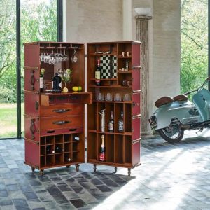 Super-Seat | The Authentic Models Pop-up-Bar im weinroten Koffer | Weinroter Lederkoffer, Holzeinlagen, Gläser, Bar-Tools. Steht auf Fliesenboden. | Horecameubilair