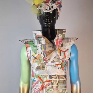 Super-Seat | Die Wastelander #4 | Schaufensterpuppe mit bunter Zeitungspapier-Mütze, gelbem Mesh, blauen-goldenen Armen, grünen Punkten. | Horecameubilair